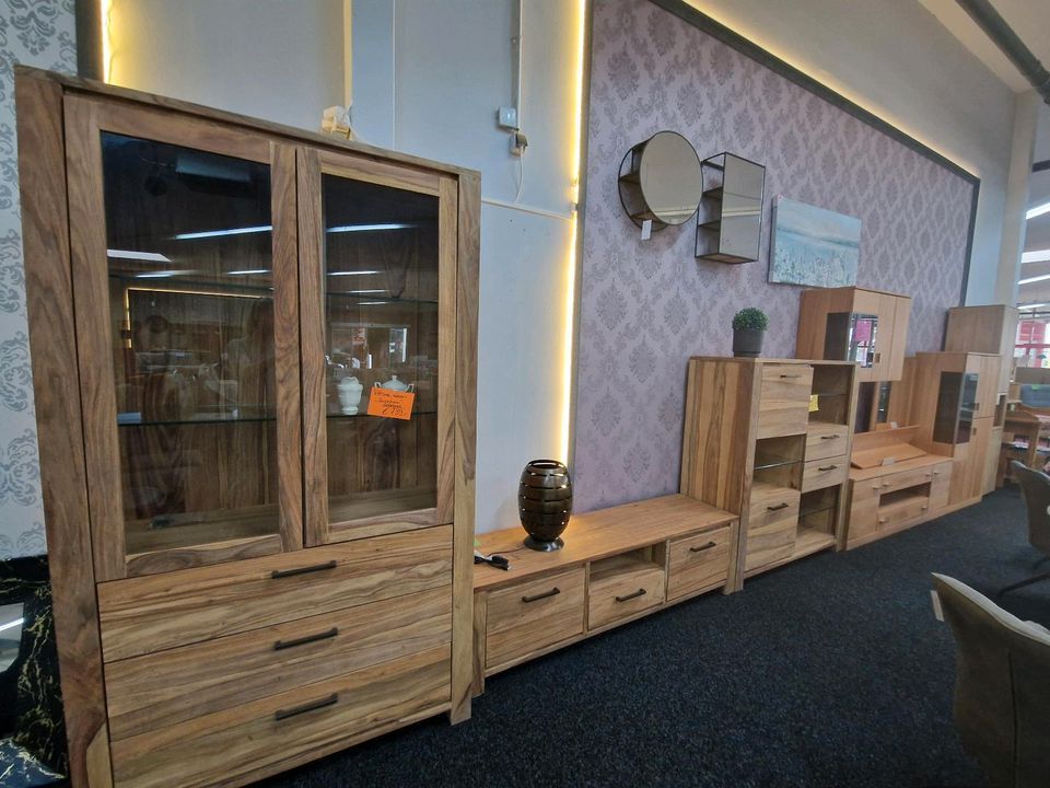 Schränke, Wohnwände und Vitrinen