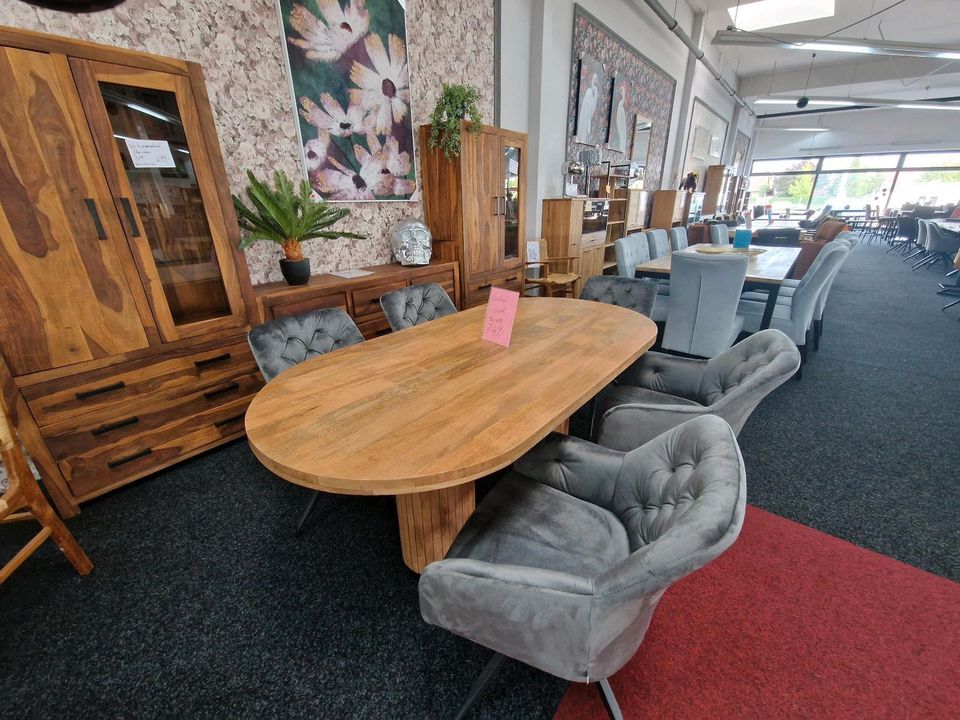 Tische und Sitzgruppen