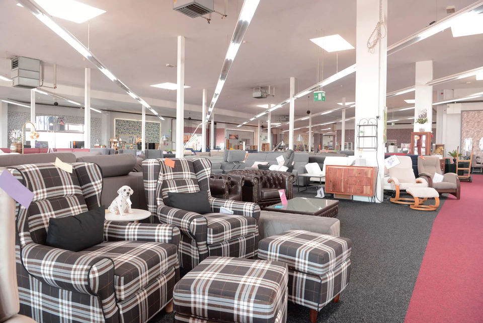 Tische, Sitzgruppen, Sofas, Garnituren und Sessel